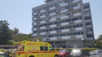 זירת תאונת עבודה ברחוב טשרניחובסקי בחיפה, בה נפל עובד אל מותו מגובה 6 קומות, 11 ביוני 2019 (צילום: עידו סורוקה דוברות מד"א)