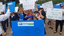 עובדי מעברי הגבול מפגינים מול משרד האוצר בירושלים במחאה על העיכובים המתמשכים בתשלום שכרם. יוני 2019 (קרדיט: יח"צ ועד עובדי רשות האוכלוסין וההגירה)