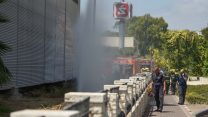 כבאים בזירת דליפת האמונה במפעל הסמוך לקניון עכו. 27 ביוני 2019 (צילום: מאיר ועקנין/פלאש90)