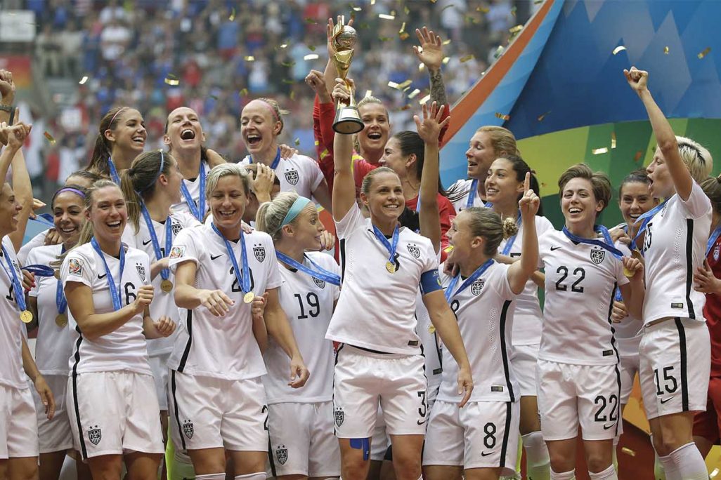 נבחרת ארה"ב מנצחות בגמר המונדיאל 2019 (AP Photo/Elaine Thompson, File)