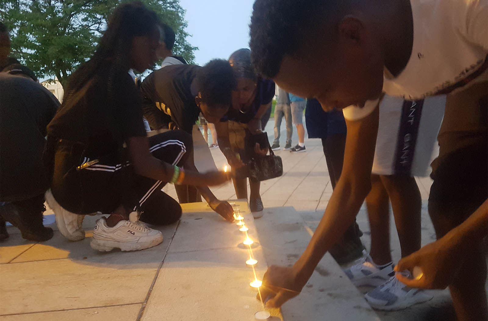 הדלקת הנרות מחוץ לבית העם בקריית חיים. 3 ביולי 2019. (צילום: שיר ניר)