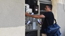 הדוור יוסי פרץ בפעולה (נעם אלקלעי)