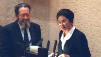 שרת העבודה והרווחה אורה נמיר נשבעת אמונים בכנסת. לידה מזכיר הכנסת שמואל יעקבסון. נובמבר 1995 (צילום: אבי אוחיון/לע"מ)