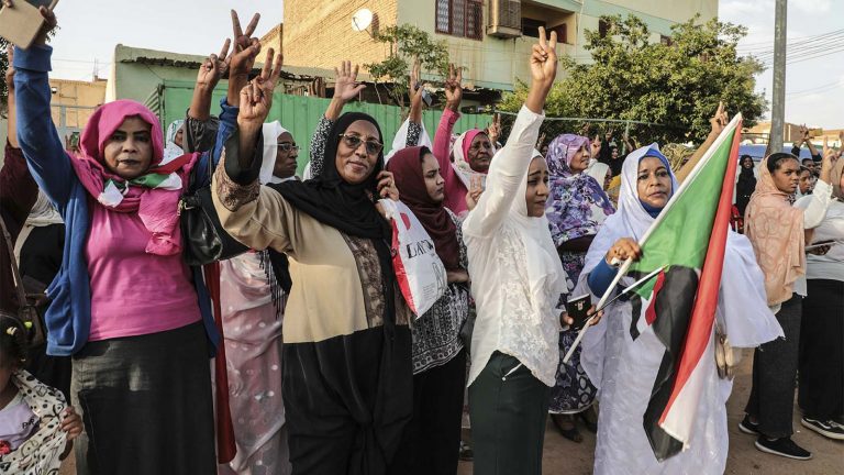 אזרחיות סודאניות חוגגות ברחובות הבירה חרטום את ההסכם בין מנהיגי האופוזיציה והאיגודים המקצועיים לבין ממשלת המעבר ב-2019. באשר: &quot;המאבק של הדארפורים צריך להיות בתוך הממשלה ולא מבחוץ&quot; (צילום: AP)