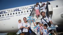 עולים חדשים יורדים מהמטוס בנתב"ג (צילום ארכיון: מרים אלטשר/פלאש90)