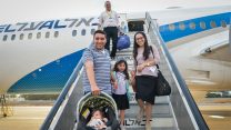 עולים חדשים יורדים מהמטוס בנתב"ג. אוגוסט 2018 (צילום: יהודה חיים/פלאש90)