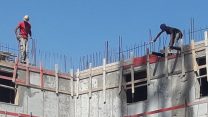 עובדים בגובה בלא רתמות. למצולמים אין קשר לכתבה (צילום: משרד העבודה)
