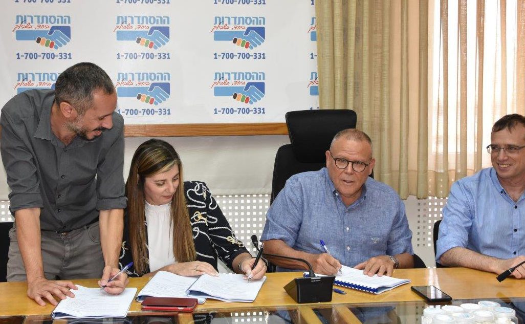 החתמת הסכם בין ההסתדרות וועד עובדי בזק בינלאומי להנהלת החברה. 11 ביולי 2019. (צילום: אגף הדוברות בהסתדרות)