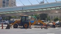 החסימה לצורך ביצוע עבודות תשתית בשדרות שזר צמוד לגשר המיתרים בכניסה לעיר. (צילום: פליקס שלמייב)