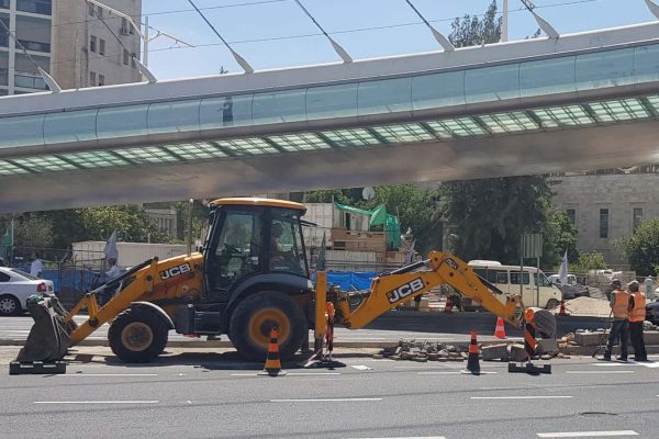 החסימה לצורך ביצוע עבודות תשתית בשדרות שזר צמוד לגשר המיתרים בכניסה לעיר. (צילום: פליקס שלמייב)