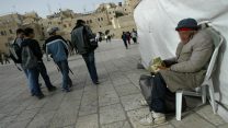 מקבץ נדבות בכותל, ירושלים. למצולמים אין קשר לכתבה. (קרדיט: פלאש90)