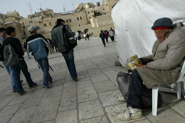 מקבץ נדבות בכותל, ירושלים. למצולמים אין קשר לכתבה. (קרדיט: פלאש90)
