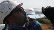 עובדי חברת החשמל מתכוננים לעבודה בעומס חום (צילום: יוסי ויס)