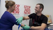חברת הכנסת לשעבר עדי קול בבדיקת HIV שבוצעה על ידי הוועד למלחמה באיידס שהוצעו לחברי הכנסת. 25 בנובמבר 2013. (פלאש90)