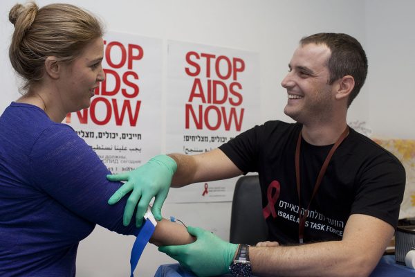 חברת הכנסת לשעבר עדי קול בבדיקת HIV שבוצעה על ידי הוועד למלחמה באיידס שהוצעו לחברי הכנסת. 25 בנובמבר 2013. (פלאש90)