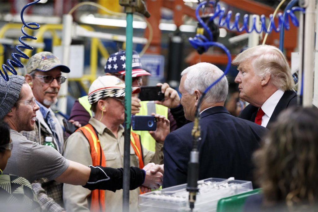 נשיא ארה"ב טראמפ בביקור במפעל חברת קרייאר באינדיאנפוליס . דצמבר 2016 (AP Photo/Evan Vucci)