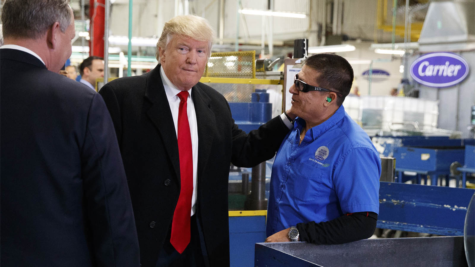 נשיא ארה&quot;ב טראמפ בביקור במפעל חברת קרייאר באינדיאנפוליס . דצמבר 2016 (AP Photo/Evan Vucci)