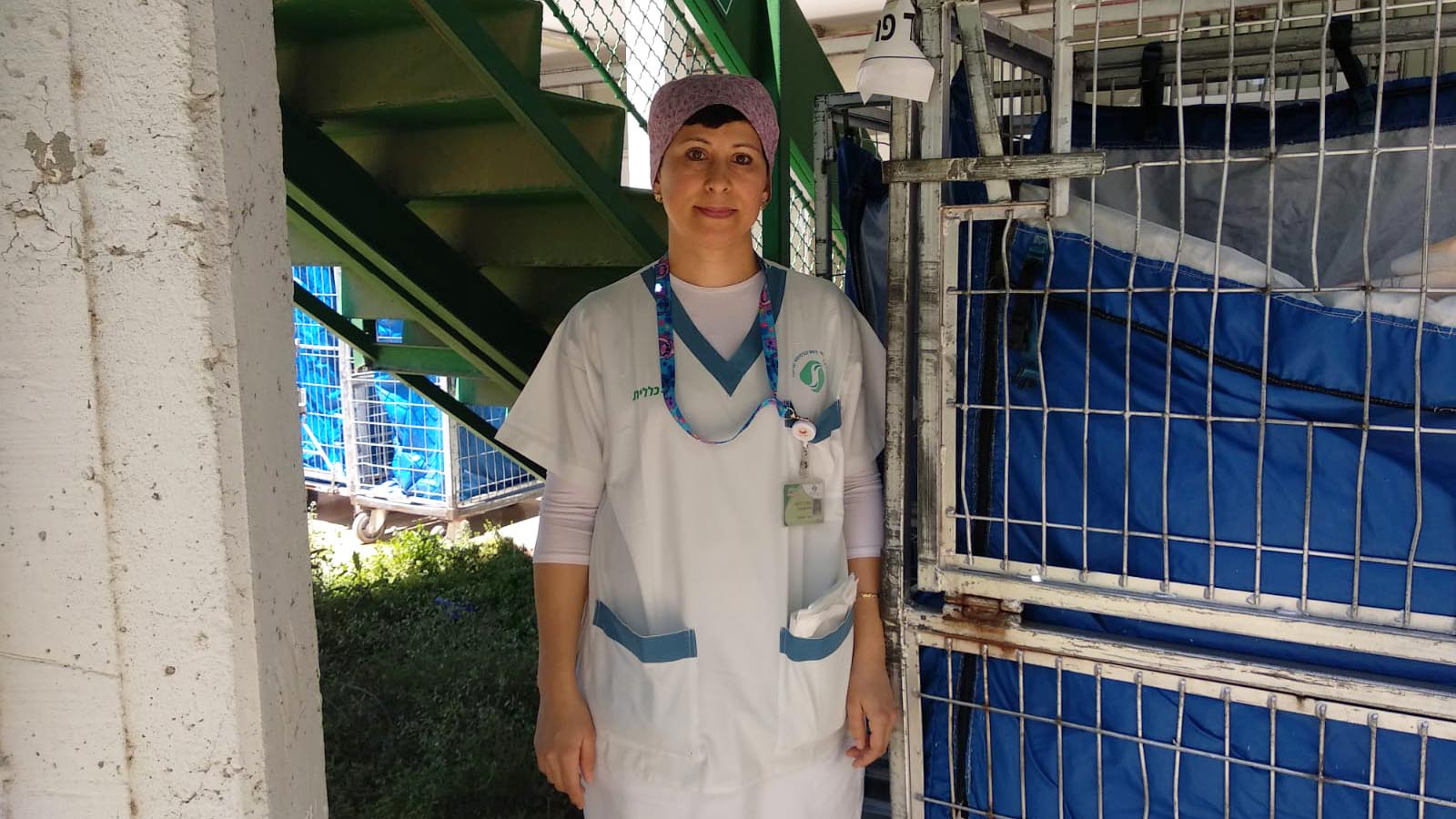 הודיה עובדת ניקיון בבית חולים סורוקה (צילום: יעל אלנתן)