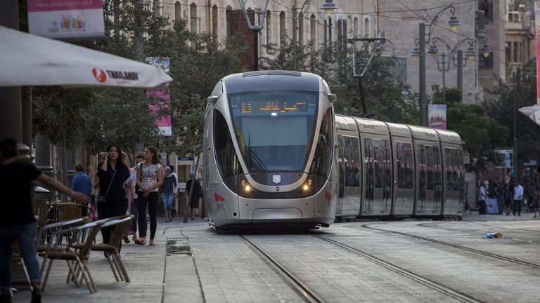 הרכבת הקלה בירושלים. "לבחון מחדש את מודל ההתקשרות כדי למנוע הישנות כשלים מסוג זה" (צילום: ארכיון: יונתן זינדל / פלאש 90)