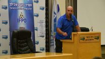 יו"ר חטיבת הספורט בהסתדרות ניר אלון בכנס שחקניות הכדורגל בבית ההסתדרות, 21 ביולי 2017 (צילום: יאיר צוקר)