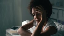 אשה סובלת ממיגרנה (צילום: shutterstock)
