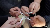 בני נוער מעשנים. אילוסטרציה (צילום: Shutterstock)