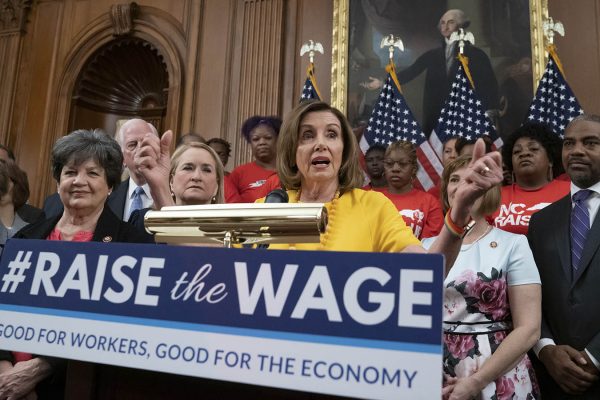 ננסי פלוסי וחברי קונגרס דמוקרטיים בתמיכה בהעלאת שכר המינימום הפשדרלי ל-15$. (AP Photo/J. Scott Applewhite)