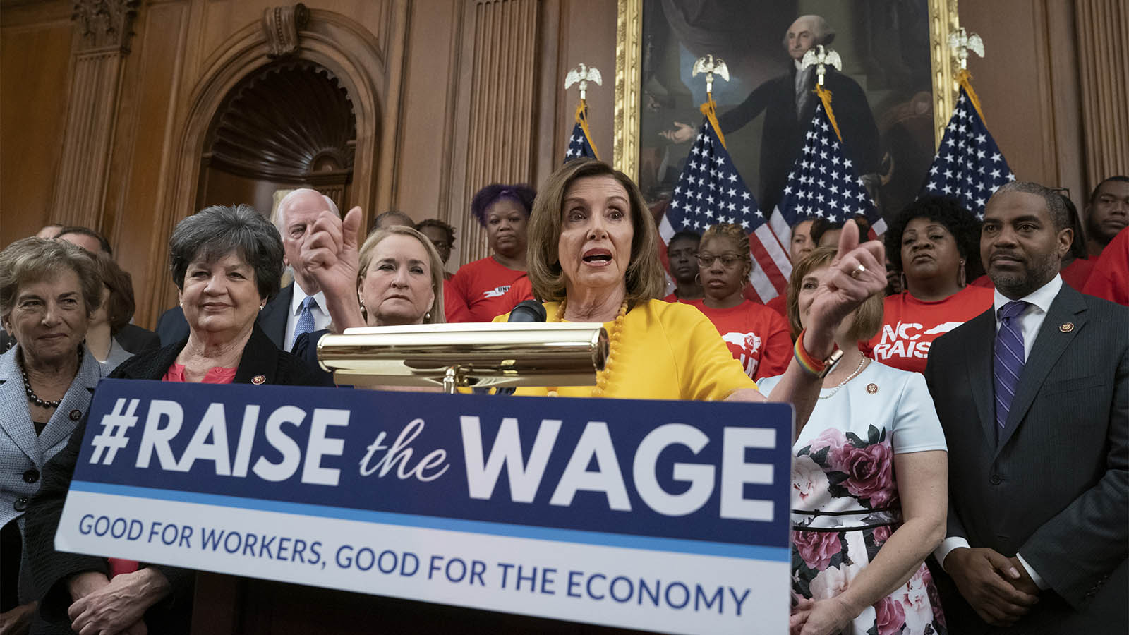 ננסי פלוסי וחברי קונגרס דמוקרטיים בתמיכה בהעלאת שכר המינימום הפשדרלי ל-15$. (AP Photo/J. Scott Applewhite)