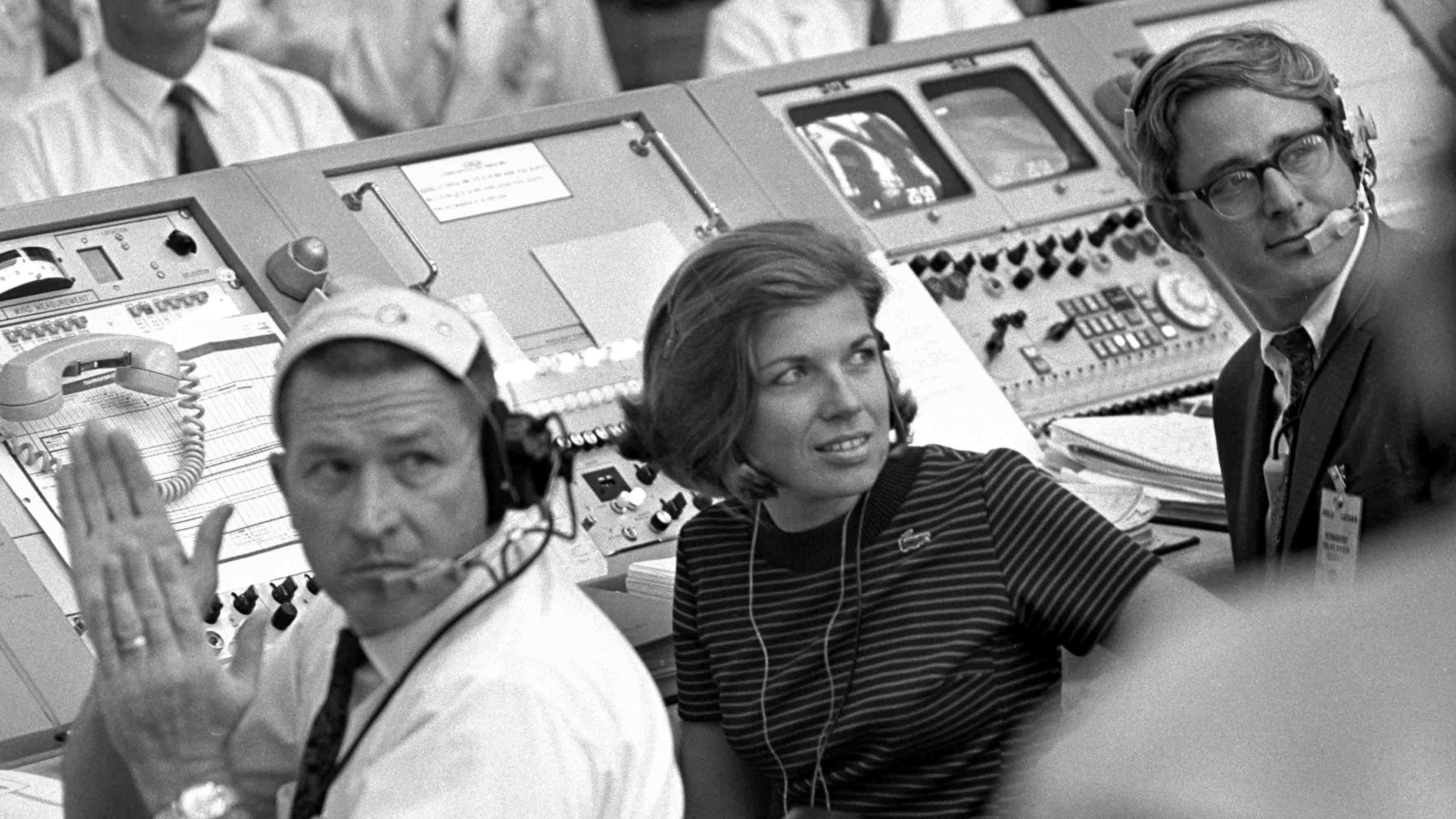 בתמונה שצולמה ב-16 ביולי 1969 נראית ג'ואן מורגן כשהיא צופה בשיגור של אפולו 11 בחדר הפיקוד (NASA via AP)