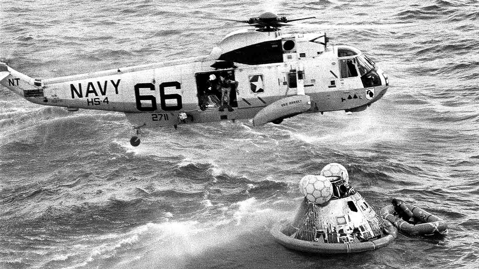 24 ביולי 1969. איש הצי האמריקאי קלנסי הטלברג מתכונן לקפוץ אל תוך מי האוקיאנוס השקט מתוך המסוק שנחת ליד יחידת הפיקוד קולומביה לאחר הגעתה אל פני כדור הארץ. הטלברג היה הראשון שקיבל את פניהם של אנשי הצוות עם חזרתם מהחלל (Milt Putnam/U.S. Navy via AP)
