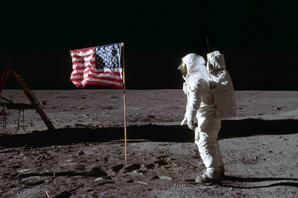 באז אלדרין צולם ליד דגל ארה"ב על ידי מפקד המשימה ניל ארמסטרונג, ב-20 ביולי 1969 במהלך משימת אפולו 11. שניהם היו בני האדם הראשונים לדרוך על אדמת הירח. את יחידת הפיקוד בטיס מייקל קולינס . (Neil Armstrong/NASA via AP)