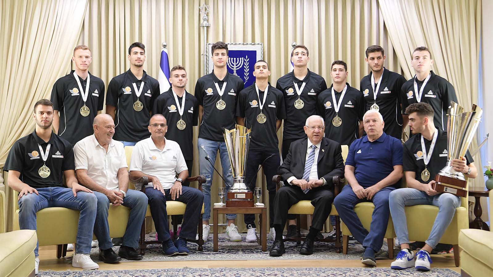 נשיא המדינה מארח את נבחרת העתודה של ישראל בכדורסל עם זכייתה באליפות אירופה זו השנה השנייה ברציפות (צילום: עמוס בן גרשום / לע&quot;מ)