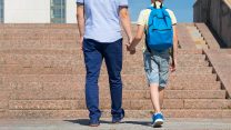 אב מלווה את בנו (צילום: shutterstock)