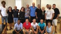 ניר אלון (במרכז חולצה כחולה) ונציגי הוועדים מכפרי הנוער השונים (צילום: דוברות ההסתדרות)