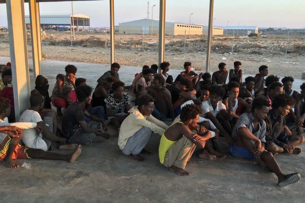 מהגרים ניצולים בטביעת ספינה במרחק 100 ק"מ מחופי לוב. 25 ביולי 2019 (AP Photo/Hazem Ahmed)