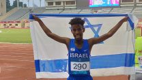 האתלט אדיסו גואדה, שהוביל את משלחת ישראל למשחקים האולימפיים האירופאים לנוער בבאקו , כנושא דגל ישראל בטקס הפתיחה של המשחקים זכה במדליית הזהב בריצה ל-3000 מטרים עם זמן של 8:35.04 דקות (תמונה באדיבות הוועד האולימפי בישראל)