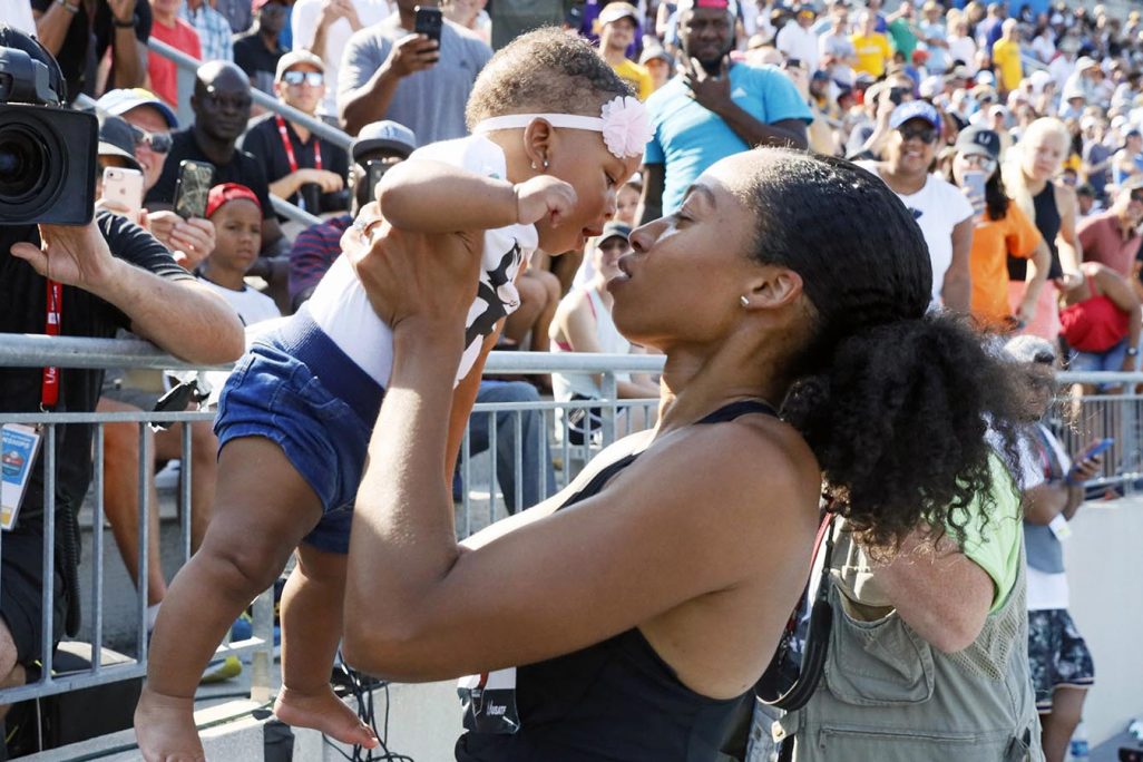 אליסון פליקס ובתה לאחר הניצחון באליפות ארה"ב. 26 ביולי 2019 (AP Photo/Charlie Neibergall, File)
