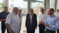 יו"ר ההסתדרות ארנון בר-דוד ויו"ר ועדת הכספים ח"כ משה גפני בביקור בבית החולים "מעייני הישועה" (צילום: שלמה הופנר, מעייני הישועה)