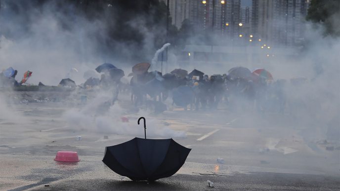 מטריה שהושארה מאחור על ידי מפגינים בהונג קונג שנמלטו מגז מדמיע שירתה המשטרה. (צילום:AP Photo/Kin Cheung)