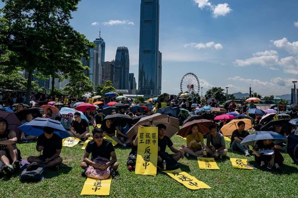 מפגינים מחיזיקים שלטים ומטריות במסגרת גל המחאה בהונג קונג. 5 באוגוסט 2019 (צילום: by Anthony Kwan/Getty Images)