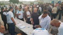 Histadrut unionization campaign with Palestinian construction workers at border crossing  (Photo: Tal Burstein)