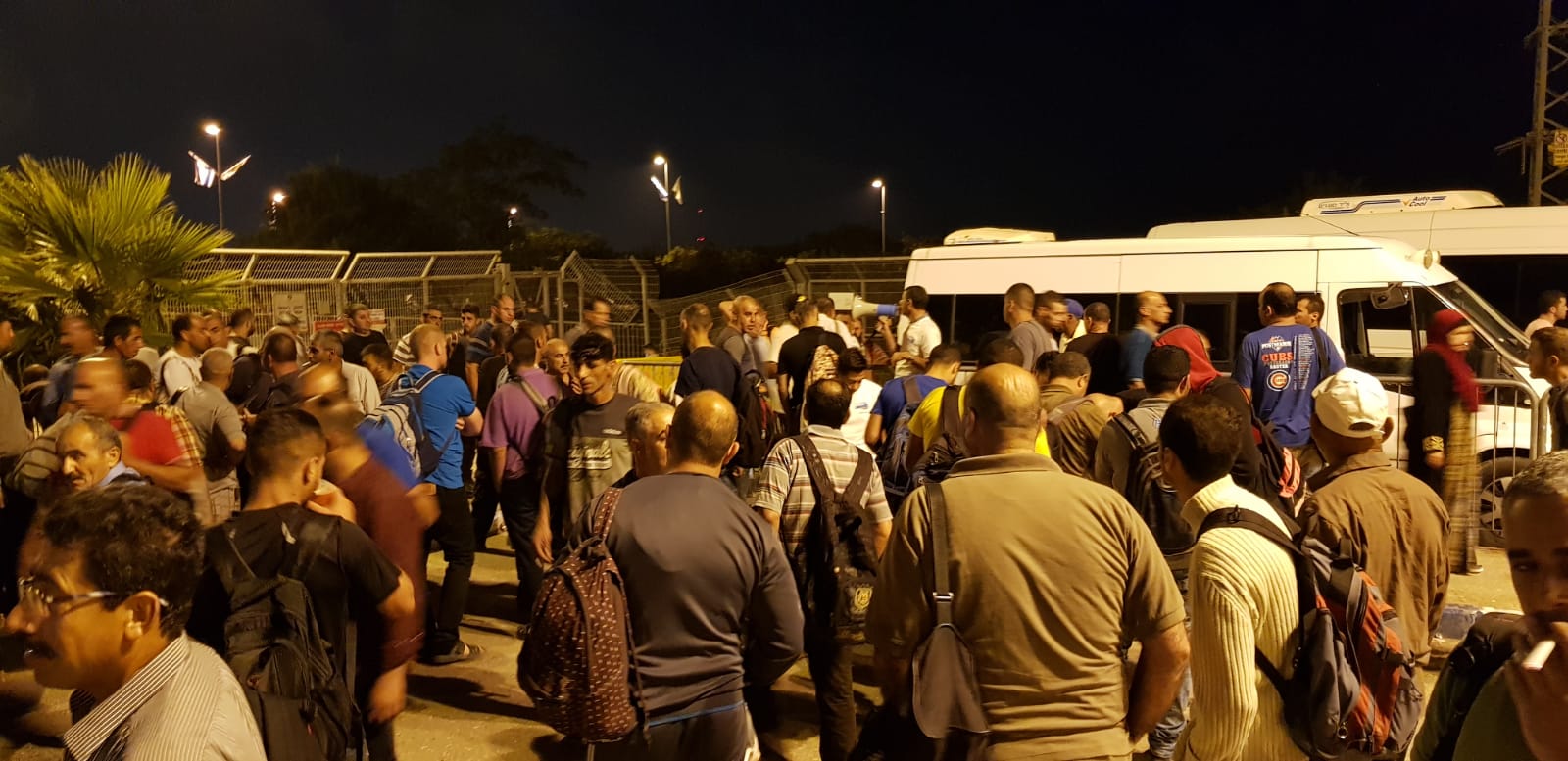 Histadrut unionization campaign with Palestinian construction workers at border crossing (Photo: Tal Burstein)