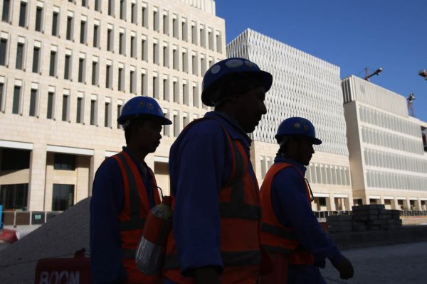 עובדי בניין יוצאים מאתר בנייה בדוחא קטאר. אפריל 2019 (AP Photo/Kamran Jebreili)