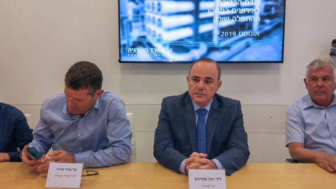 שר האנרגיה שטייניץ ומנכ&quot;ל המשרד אורי אדירי במסיבת עיתונאים בנושא מתקן ההתפלה שורק (צילום: ארז רביב)