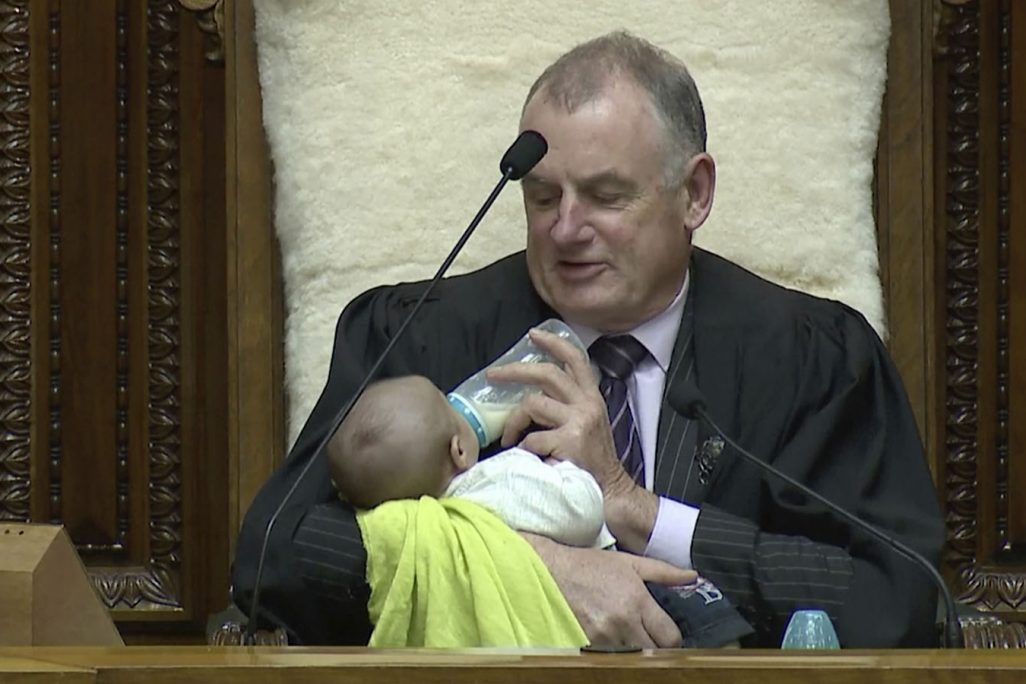 טרבור מלארד, דובר הפרלמנט הניו-זילנדי, מאכיל תינוק של עמית למקצוע (Parliament TV via AP)