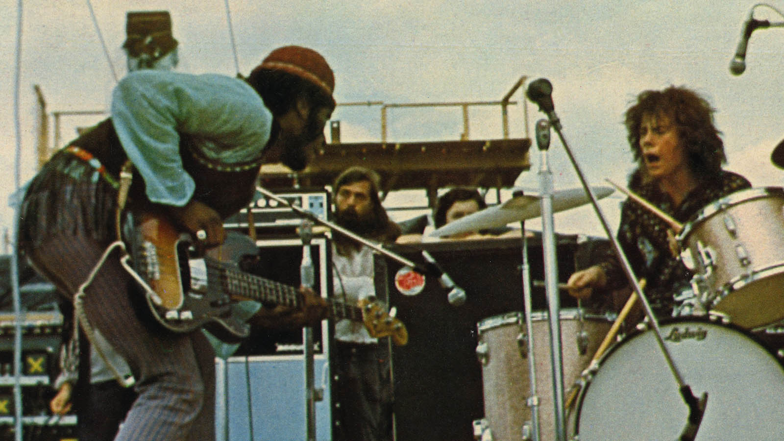 הבסיסט דייויד בראון והמתופף מייקל שריב מופיעים עם להקת 'סנטנה' בפסטיבל וודסטוק, 16 באוגוסט 1969 (Photo by Warner Bros/Michael Ochs Archives/Getty Images)