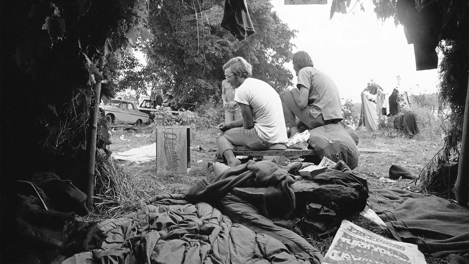 משתתפים בפסטיבל וודסטוק ישנים על הדשא, 16 באוגוסט 1969(AP Photo/File)