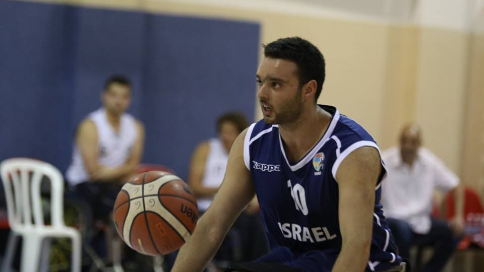 שי ברביבאי במדי נבחרת ישראל בכדורסל בכיסאות גלגלים (צילום: קרן איזקסון)