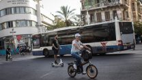 תחב"צ, אופניים וקורקינט ברחובות תל אביב. למצולמים אין קשר לכתבה (צילום אילוסטרציה: הדס פרוש/פלאש90)