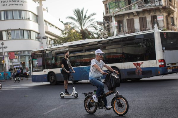 תחב"צ, אופניים וקורקינט ברחובות תל אביב. למצולמים אין קשר לכתבה (צילום אילוסטרציה: הדס פרוש/פלאש90)
